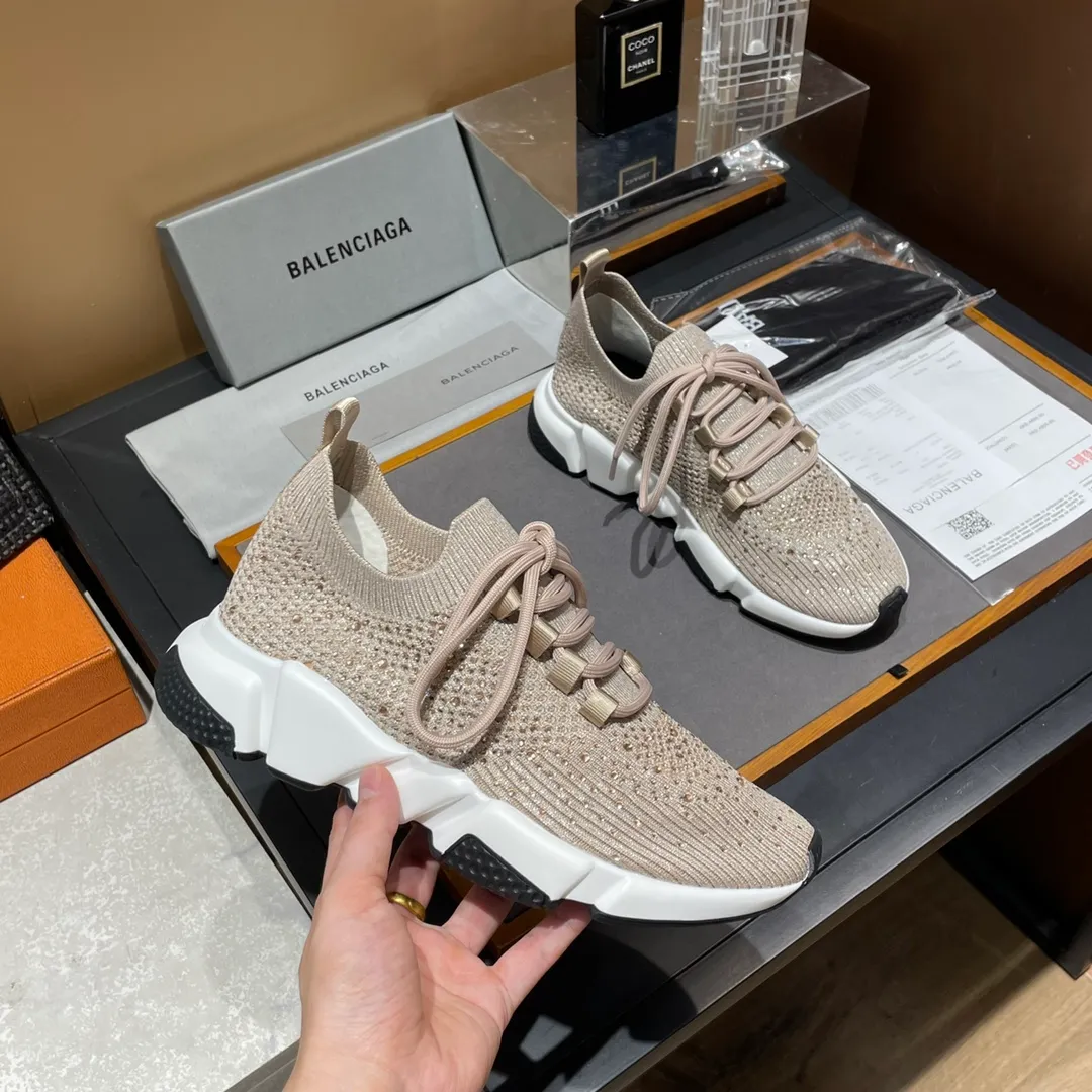 👟👟Ex-factory price 400👟👟 Balenciaga Balenciaga 🌝🌝glitter single shoes world premiere 🌈INS Weibo magazine sold out 💥💥counter limited edition ⚠️ Czech crystal hot diamond ⚠️specially customized fabric with summer cooling and heating effect ⚠️TPU ten PU vacuum combination bottom (not a plastic bottom formed by market currency) ,) The inner craftsmanship and material are the same as the original! ! Size 35 to 45M standard size (34, 46 can be customized) original high-end top complete package (with original Balenciaga socks included)